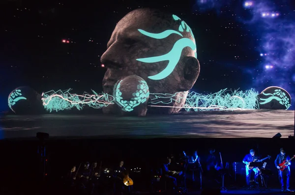 Бетховен Электрик 3D впервые в Польше концерт с эффектами 3D в исполнении оркестра и солистов Филармонии Футура на сцене кинотеатров Киева в Кракове это соединение классики и современного электронного звука — стоковое фото