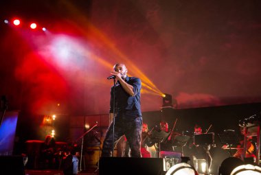  2 Symphonica yapılan Polonya kültü, underground, rock, metal - ve müzisyenler ve solistler Varşova Futura sahne sinema Cracow Kiev'de üzerinde gerçekleştirdiği yıl 80-bu serseri Lehçe grupları müzik.