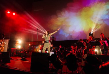  2 Symphonica yapılan Polonya kültü, underground, rock, metal - ve müzisyenler ve solistler Varşova Futura sahne sinema Cracow Kiev'de üzerinde gerçekleştirdiği yıl 80-bu serseri Lehçe grupları müzik.