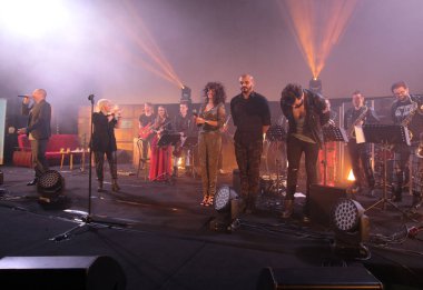  2 Symphonica yapılan Polonya kültü, underground, rock, metal - ve müzisyenler ve solistler Varşova Futura sahne sinema Cracow Kiev'de üzerinde gerçekleştirdiği yıl 80-bu serseri Lehçe grupları müzik.