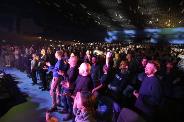  2 Symphonica yapılan Polonya kültü, underground, rock, metal - ve müzisyenler ve solistler Varşova Futura sahne sinema Cracow Kiev'de üzerinde gerçekleştirdiği yıl 80-bu serseri Lehçe grupları müzik.