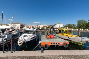  Teknelerden ve balıkçı tekneleri on The Garda Lake Porto di Bardolino Harbor'da. İtalya