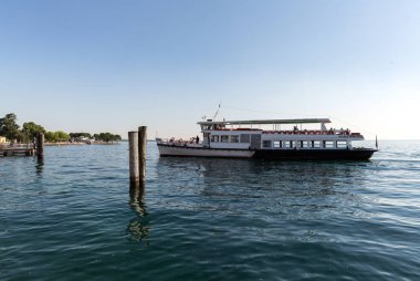   Lake Garda feribot tekne. Garda Gölü İtalya'nın en uğrak turistik bölgelerinden biri olduğunu. 