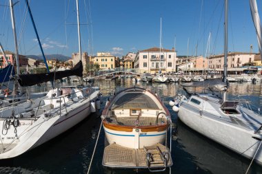  Teknelerden ve balıkçı tekneleri on The Garda Lake Porto di Bardolino Harbor'da. İtalya