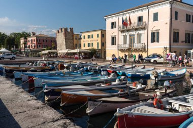  Teknelerden ve balıkçı tekneleri on The Garda Lake Porto di Bardolino Harbor'da. İtalya