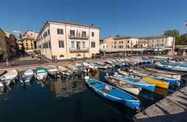  Teknelerden ve balıkçı tekneleri on The Garda Lake Porto di Bardolino Harbor'da. İtalya