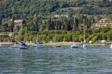Teknelerden Porto di Bardolino, Garda Gölü üzerinde liman. İtalya