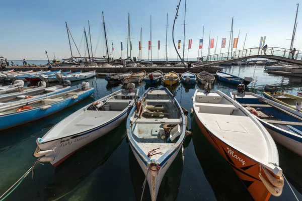 Sailboats and fishing boats at Porto di Bardolino harbor on The Garda Lake . Italy — Stock Photo, Image
