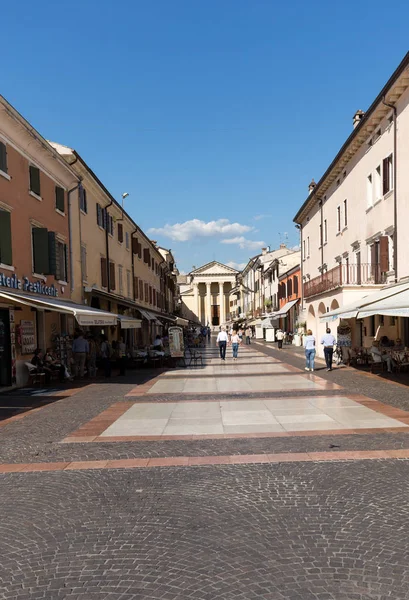 Bardolino atraente cidade velha na costa de Veronese do Lago de Garda. Seu centro da cidade está repleto de lojas, bares, restaurantes e pizzarias . — Fotografia de Stock