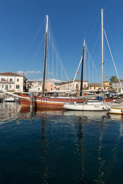 Segelboote und Fischerboote im Hafen von Porto di Bardolino am Gardasee. Italien — Stockfoto