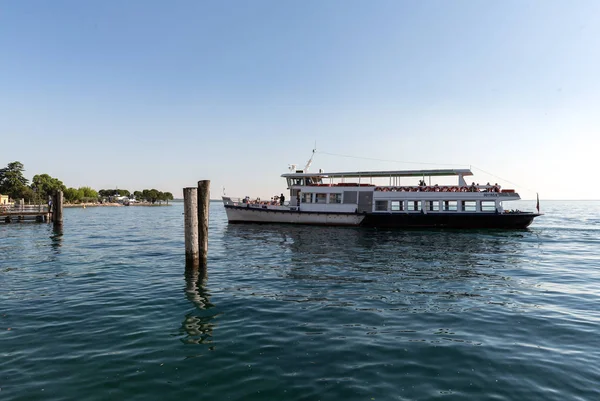 Ferry boat on  Lake Garda. Garda Lake is one of the most frequented tourist regions of Italy. — Stock Photo, Image