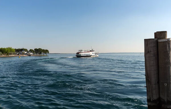 Ferry boat on  Lake Garda. Garda Lake is one of the most frequented tourist regions of Italy. — Stock Photo, Image