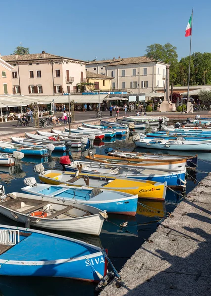 Vitorlások és a halászhajók Porto di Bardolino kikötőjében a a Garda-tó. Olaszország — Stock Fotó