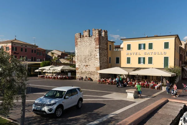 Bardolino atractivo casco antiguo en la orilla veronesa del lago de Garda. Su centro está lleno de tiendas, bares, restaurantes y pizzerías . — Foto de Stock