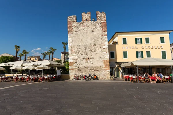 Bardolino atractivo casco antiguo en la orilla veronesa del lago de Garda. Su centro está lleno de tiendas, bares, restaurantes y pizzerías . —  Fotos de Stock