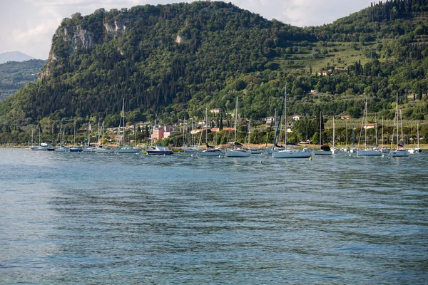 Plachetnice na Porto di Bardolino přístav na Gardské jezero. Itálie — Stock fotografie