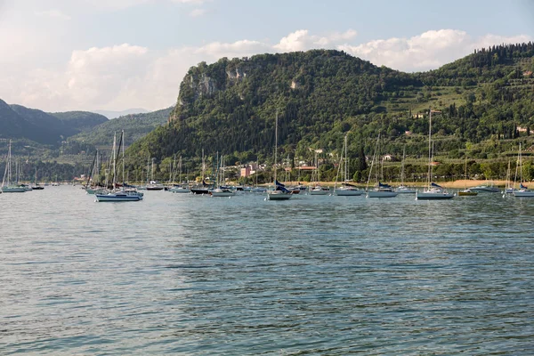 Vitorlások: Porto di Bardolino kikötő a a Garda-tó. Olaszország — Stock Fotó