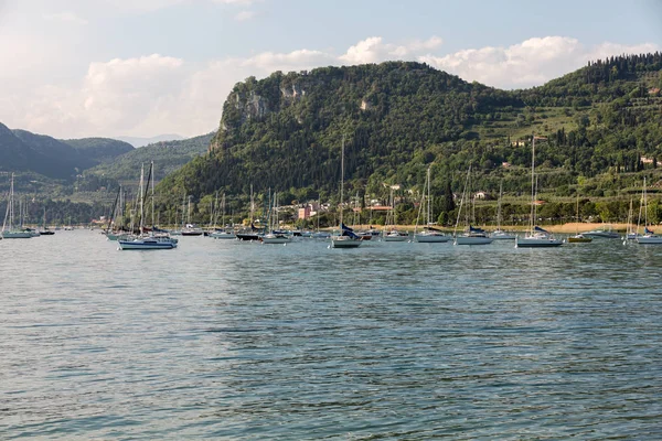 Zeilboten te Porto di Bardolino haven on The Garda Lake. Italië — Stockfoto