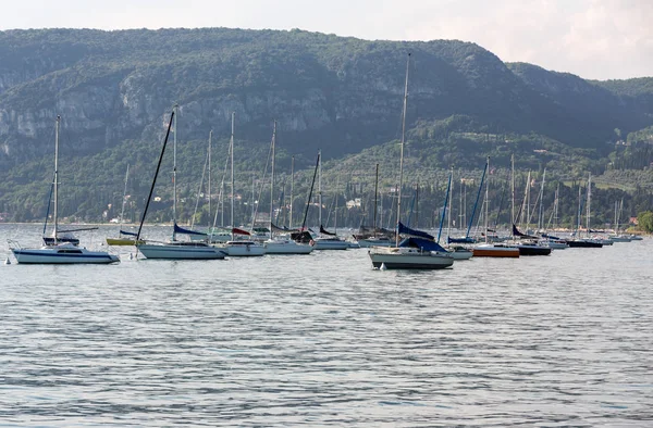 Vitorlások: Porto di Bardolino kikötő a a Garda-tó. Olaszország — Stock Fotó