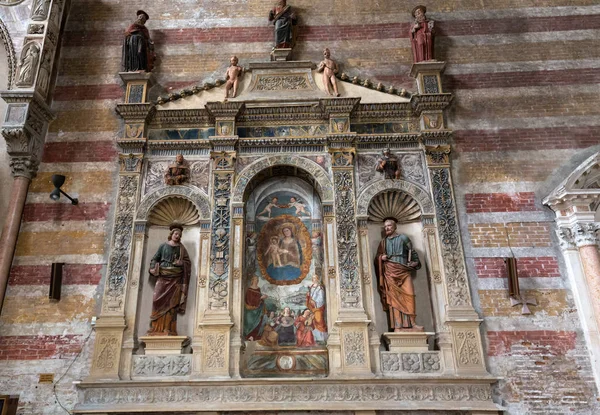 麦当娜与由博尼诺 da Campione 在教会的帕多瓦 （基耶萨德利帕多瓦） 翁贝托 · 达卡拉拉的坟墓上的孩子。帕多瓦。意大利 — 图库照片