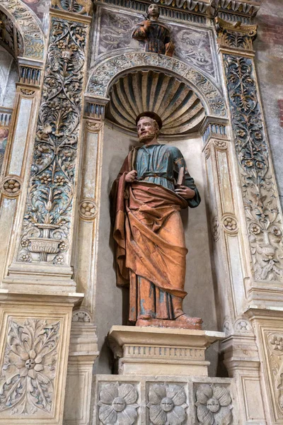 La Virgen con el niño por Bonino da Campione en la iglesia de El Eremitani (Chiesa degli Eremitani) en la tumba de Umberto da Carrara. Padua. Italia —  Fotos de Stock