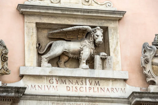 Venetiaanse leeuw met open boek op de gevel van Podova Uniersity. Padua, Italië — Stockfoto