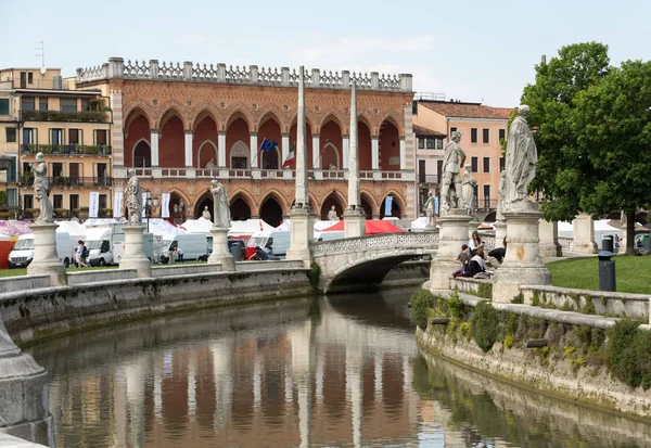 Lodge Amulea dans la grande place de Prato della Valle également connu sous le nom Ca 'Duodo Palazzo Zacco à Padoue, Italie — Photo