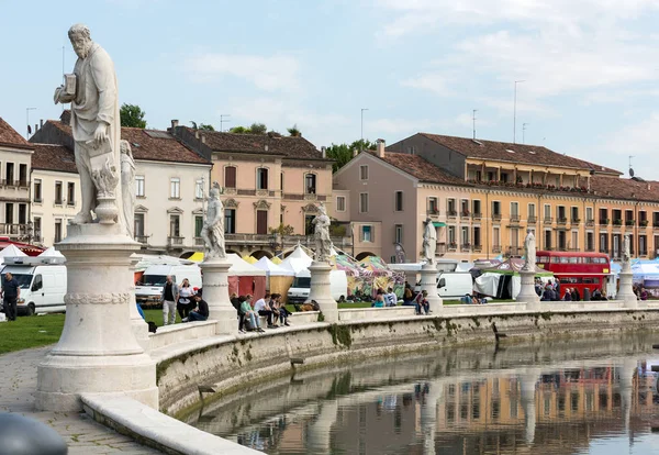 Statuen auf der Piazza prato della Valle, Padua, Italien. — Stockfoto