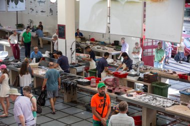  Balık satıcıları Mercado dos Lavradores, ünlü balık ve deniz ürünleri pazarı Funchal, Madeira Adası başkenti