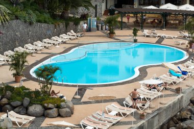 Funchal, Madeira Adası, Portekiz Lido oteller bölgesinde turist ile Yüzme Havuzu