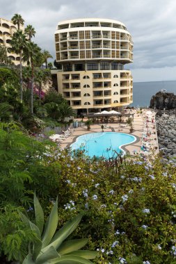 Funchal, Madeira Adası, Portekiz Lido oteller bölgesinde turist ile Yüzme Havuzu