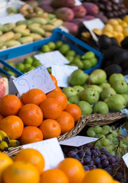 Świeże owoce egzotyczne w Mercado Dos Lavradores. Funchal, Madera — Zdjęcie stockowe