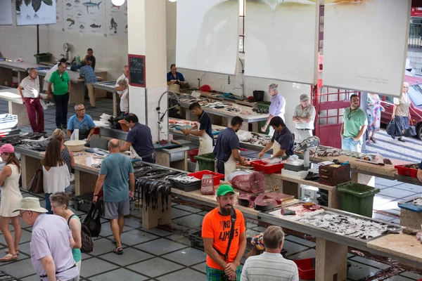 Venditori di pesce al Mercado dos Lavradores, il famoso mercato del pesce e dei frutti di mare di Funchal, la capitale dell'isola di Madeira — Foto Stock