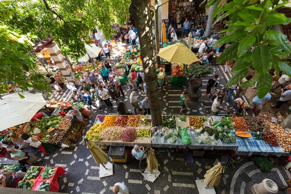 Świeże egzotyczne owoce w Mercado Dos Lavradores. Funchal, Madera, Portugalia — Zdjęcie stockowe