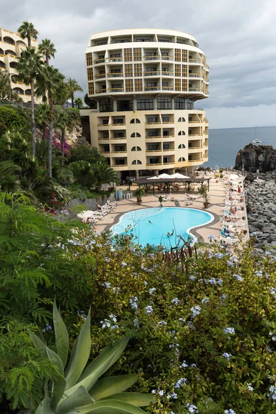 Funchal, Madeira Adası, Portekiz Lido oteller bölgesinde turist ile Yüzme Havuzu