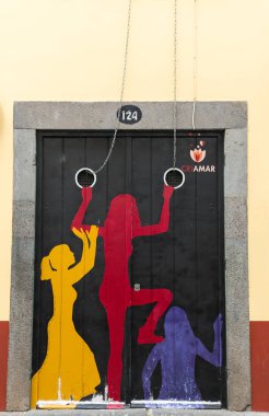 Açık kapı Santa Maria sokak sanatı. 