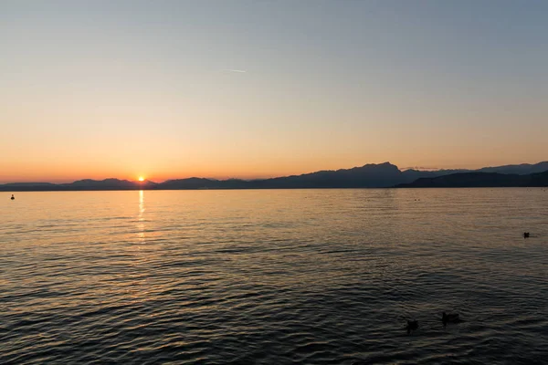 Prachtige zonsondergang bij het Gardameer in Italië — Stockfoto