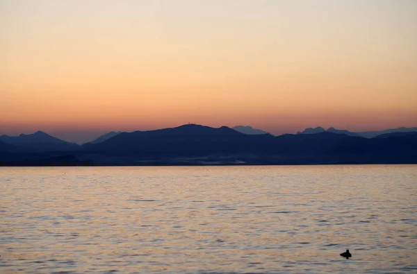 Prachtige zonsondergang bij het Gardameer in Italië — Stockfoto