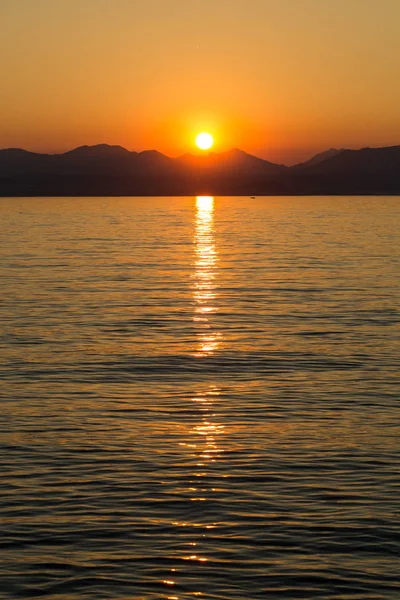 Beau coucher de soleil au lac de Garde en Italie — Photo