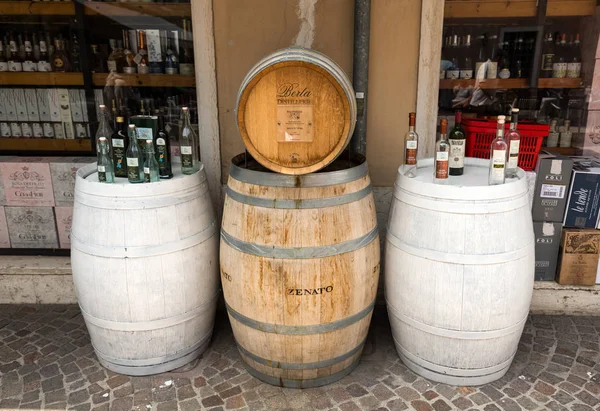 Struttura pubblicitaria con bottiglie di vino di fronte ad un negozio a Lazise sul Lago di Garda. Italia — Foto Stock