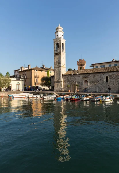 Mały, stary port w centrum Lazise, Jezioro Garda, Verona, Włochy — Zdjęcie stockowe