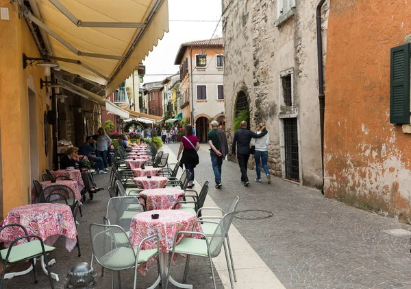 Negozi, bar e ristoranti a Lazise sul Lago di Garda. Italia — Foto Stock