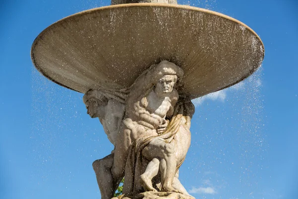 Fuente barroca Residencia en Residentplatz en Salzburgo . —  Fotos de Stock