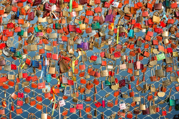 Nahaufnahme von Vorhängeschlössern als Symbol ewiger Liebe an einer Brücke in salzburg (Österreich) über die salzach — Stockfoto