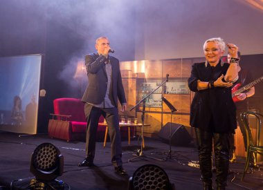  2 Symphonica yapılan Polonya kültü, underground, rock, metal - ve müzisyenler ve solistler Varşova Futura sahne sinema Cracow Kiev'de üzerinde gerçekleştirdiği yıl 80-bu serseri Lehçe grupları müzik.