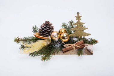 Beyaz üzerine izole edilmiş Noel süslerinin bileşimi
