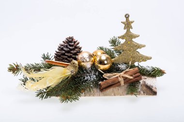 Beyaz üzerine izole edilmiş Noel süslerinin bileşimi