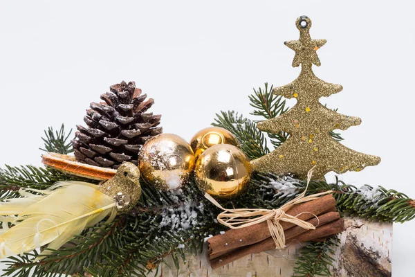 Composición de las decoraciones navideñas aisladas en blanco —  Fotos de Stock
