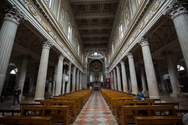 Interiören i Cathedral of Saint Peter aposteln i Mantua, Lombardiet. Italien — Stockfoto