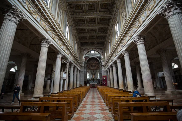 Interior of  Cathedral of Saint Peter the Apostle in Mantua, Lombardy. Italy — Stock Photo, Image